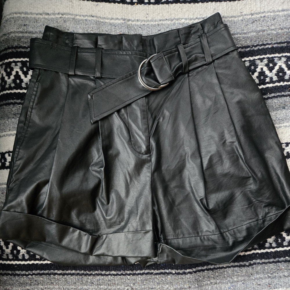 Elizabeth and James Imitation Leather Paper Bag Waist Belted Shorts Sz 2/26 Blk.